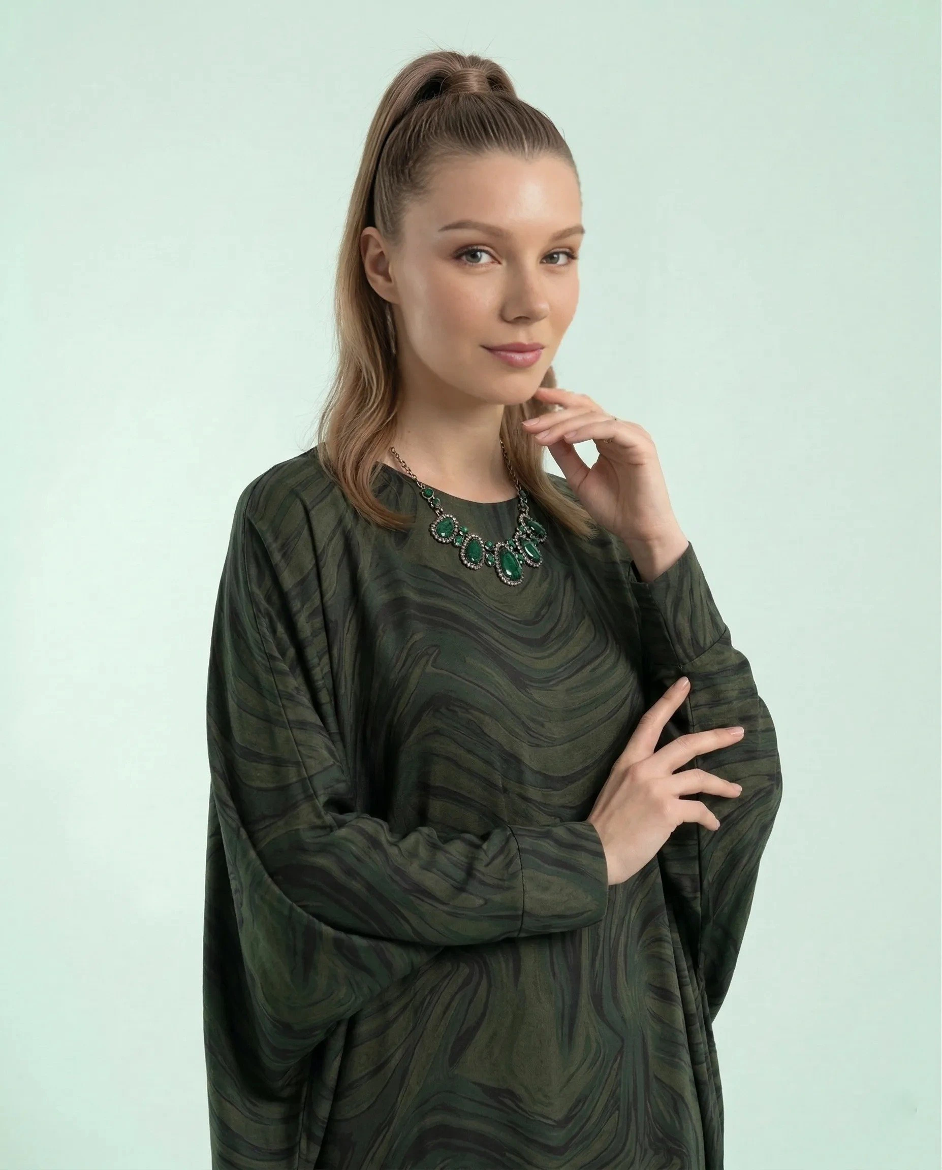 Yeşil Desenli Cupro İpek Yarasa Kol Elbise - Görsel 5