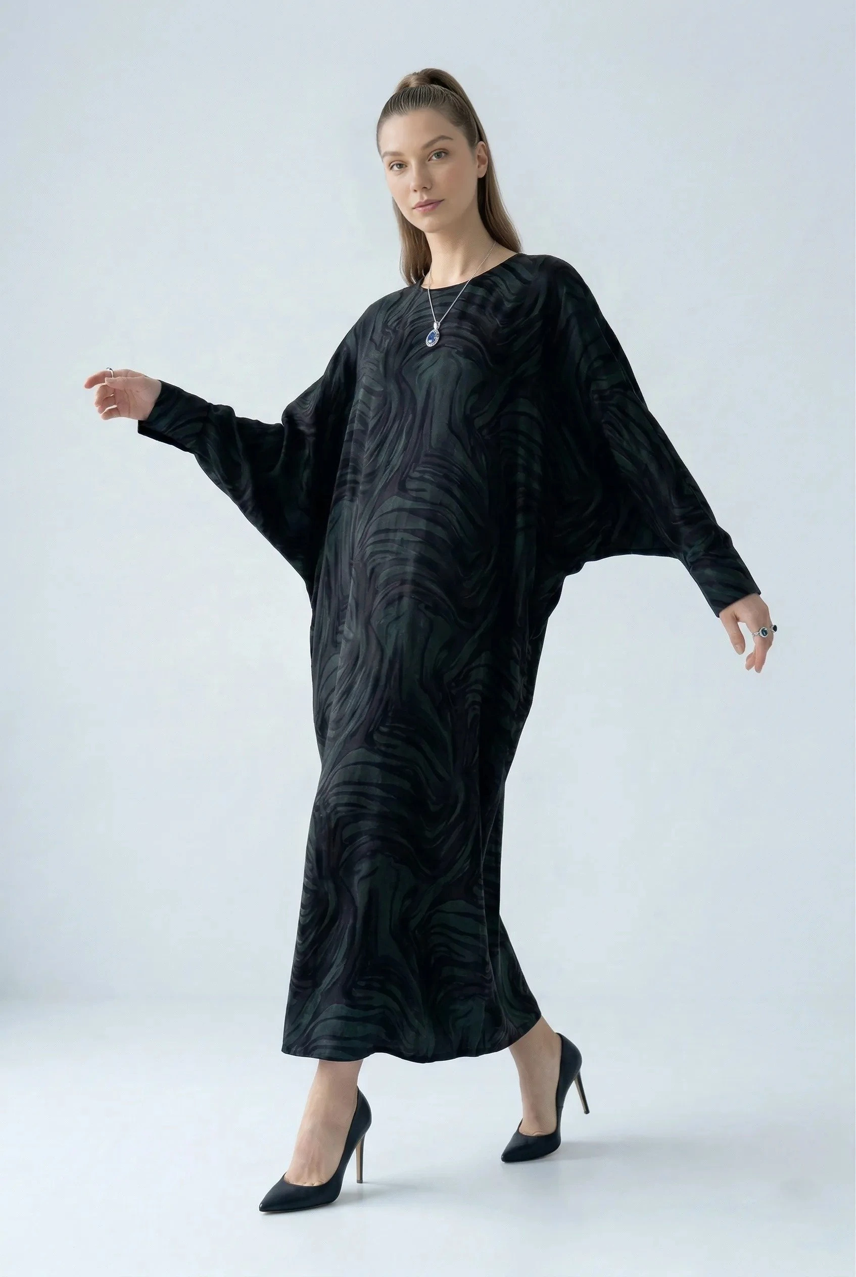 Mavi Desenli Cupro İpek Yarasa Kol Elbise - Görsel 4