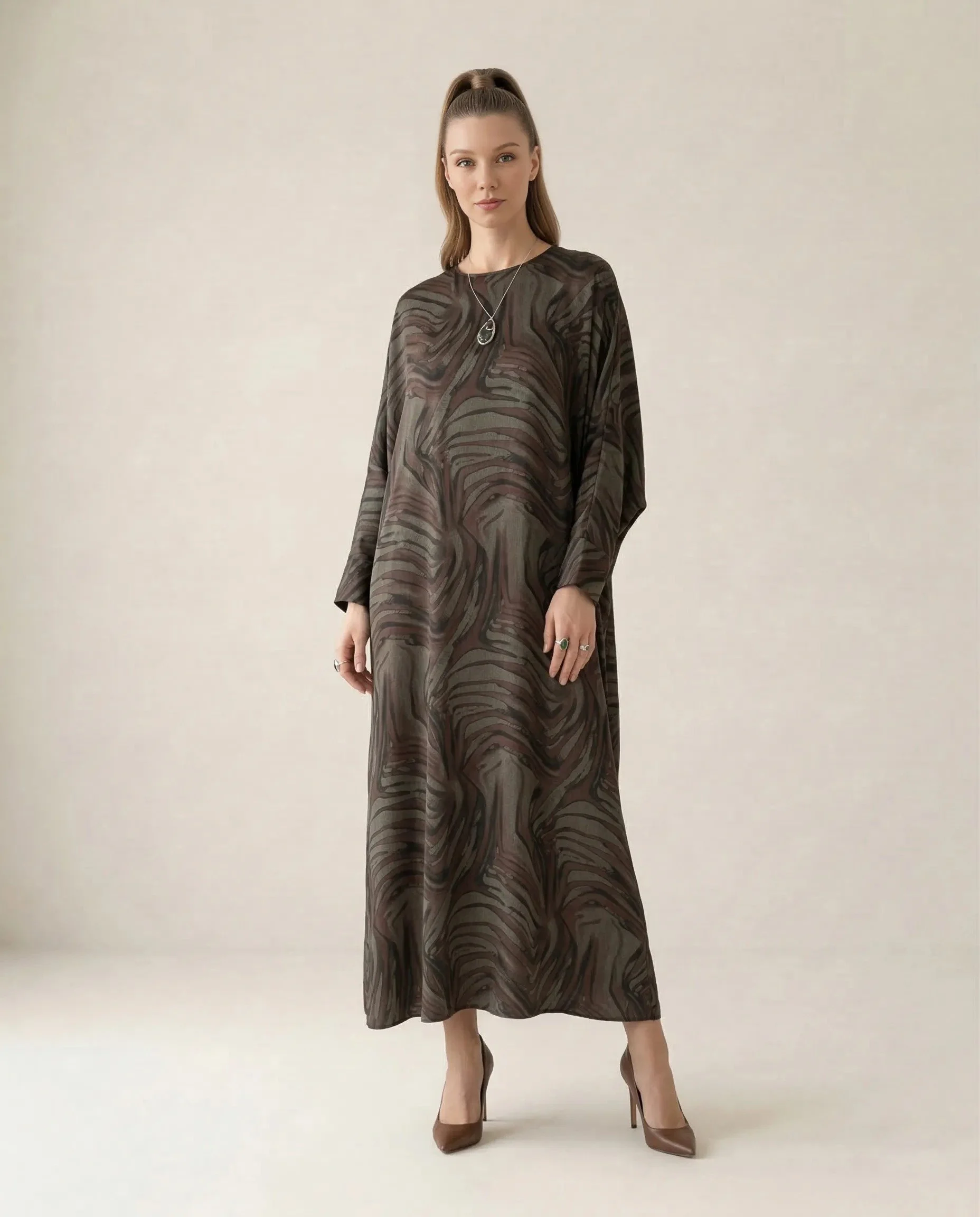 Kahverengi Desenli Cupro İpek Yarasa Kol Elbise