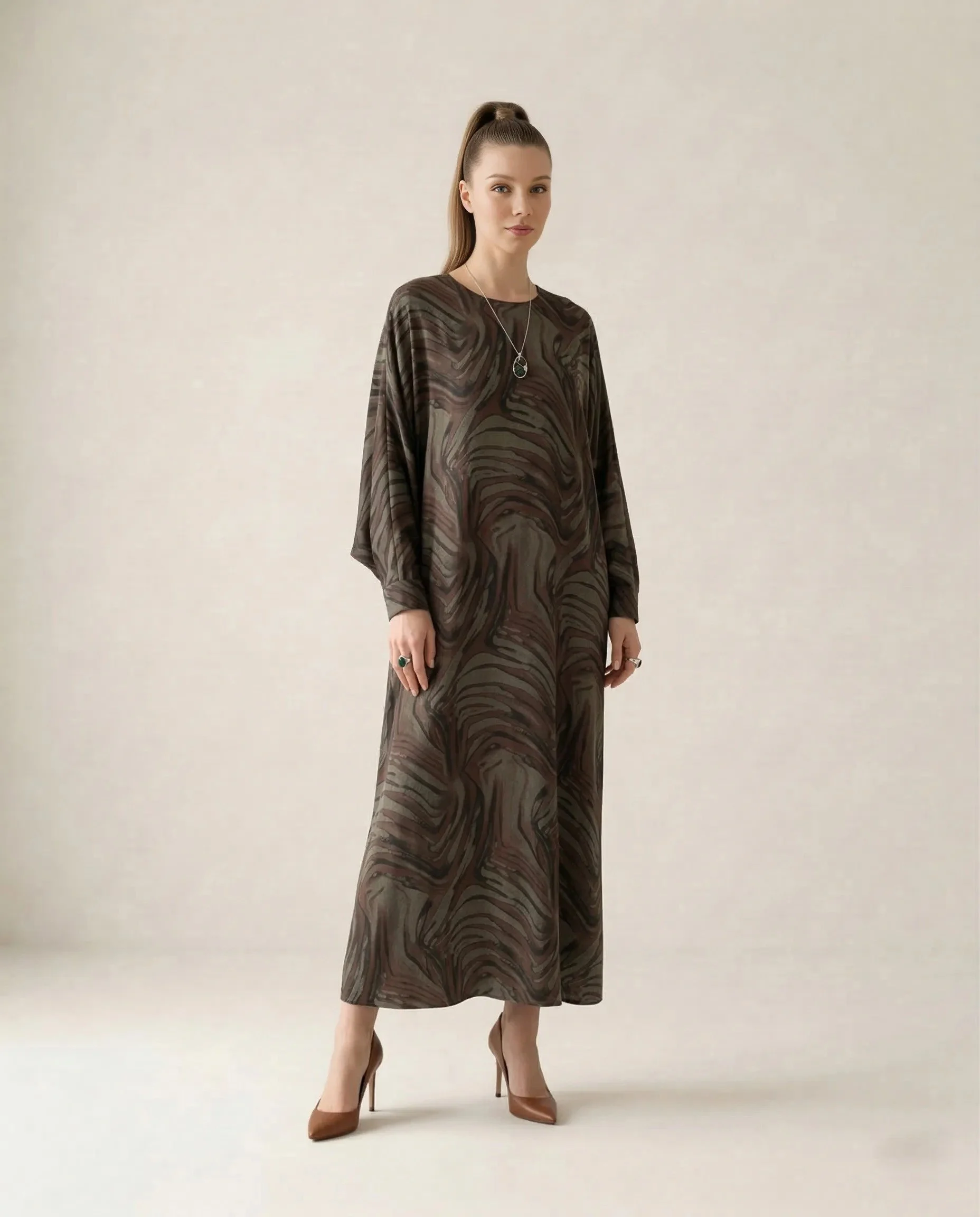 Kahverengi Desenli Cupro İpek Yarasa Kol Elbise - Görsel 2