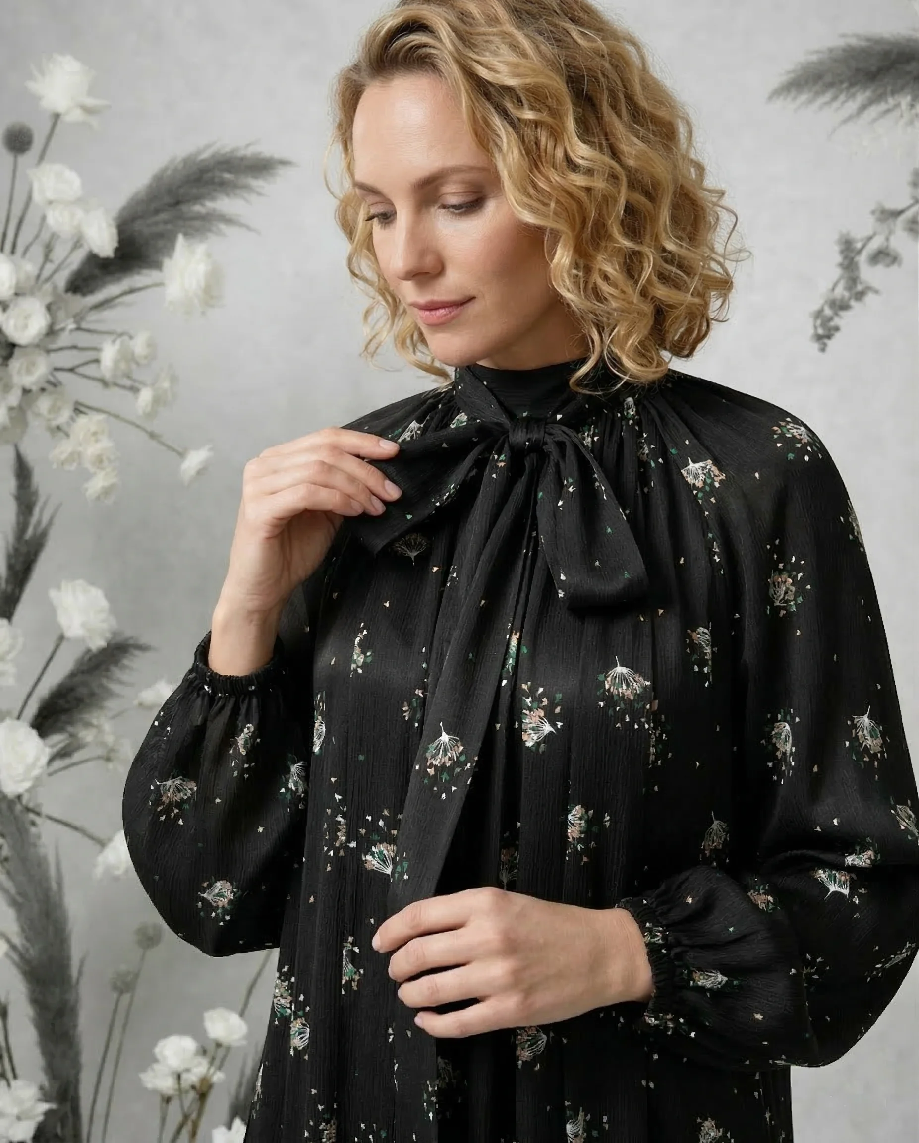 Siyah Çiçek Desenli Cupro İpek Kravat Yaka Elbise - Görsel 2