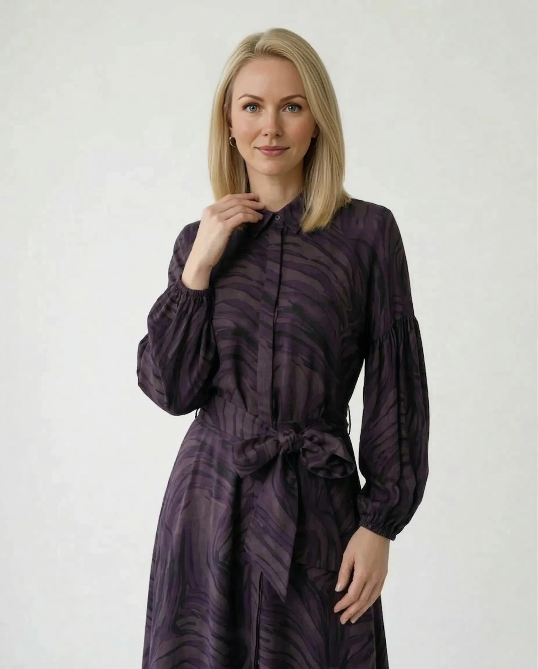 Mor Siyah Desenli Gömlek Yakalı Kuşaklı İpek Cupro Elbise - Görsel 4