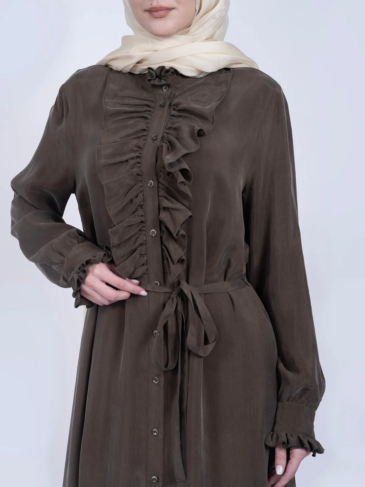 %100 İpek Cupro Kahve Önü Fırfırlı ve Kuşaklı Elbise - Görsel 3