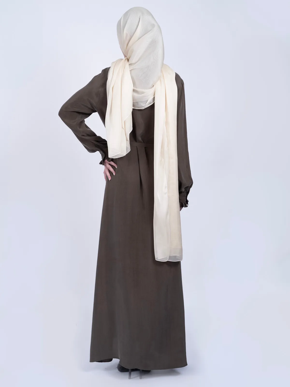 %100 İpek Cupro Kahve Önü Fırfırlı ve Kuşaklı Elbise - Görsel 4