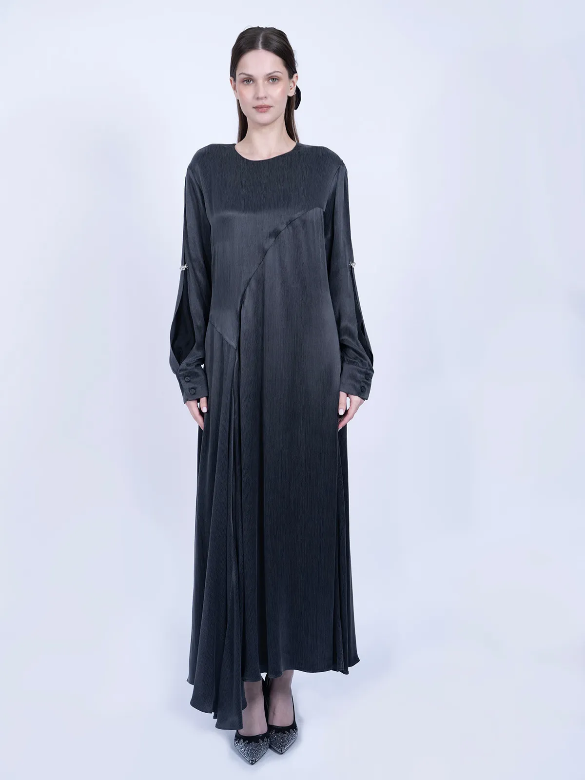 İpek Cupro Kolları Taşlı ve Godeli Elbise - Antrasit - İPEK CUPRO ELBİSE