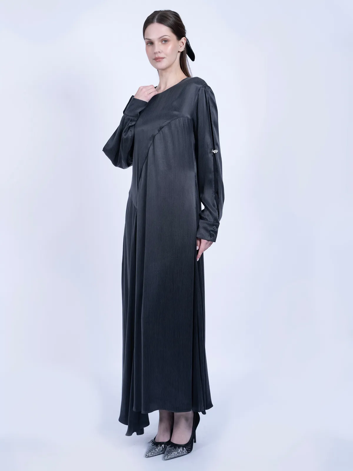 İpek Cupro Kolları Taşlı ve Godeli Elbise - Antrasit - Görsel 2