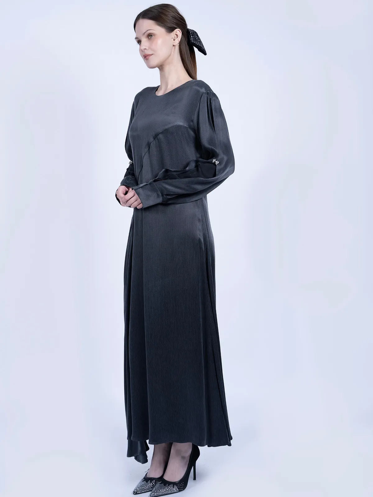 İpek Cupro Kolları Taşlı ve Godeli Elbise - Antrasit - Görsel 3