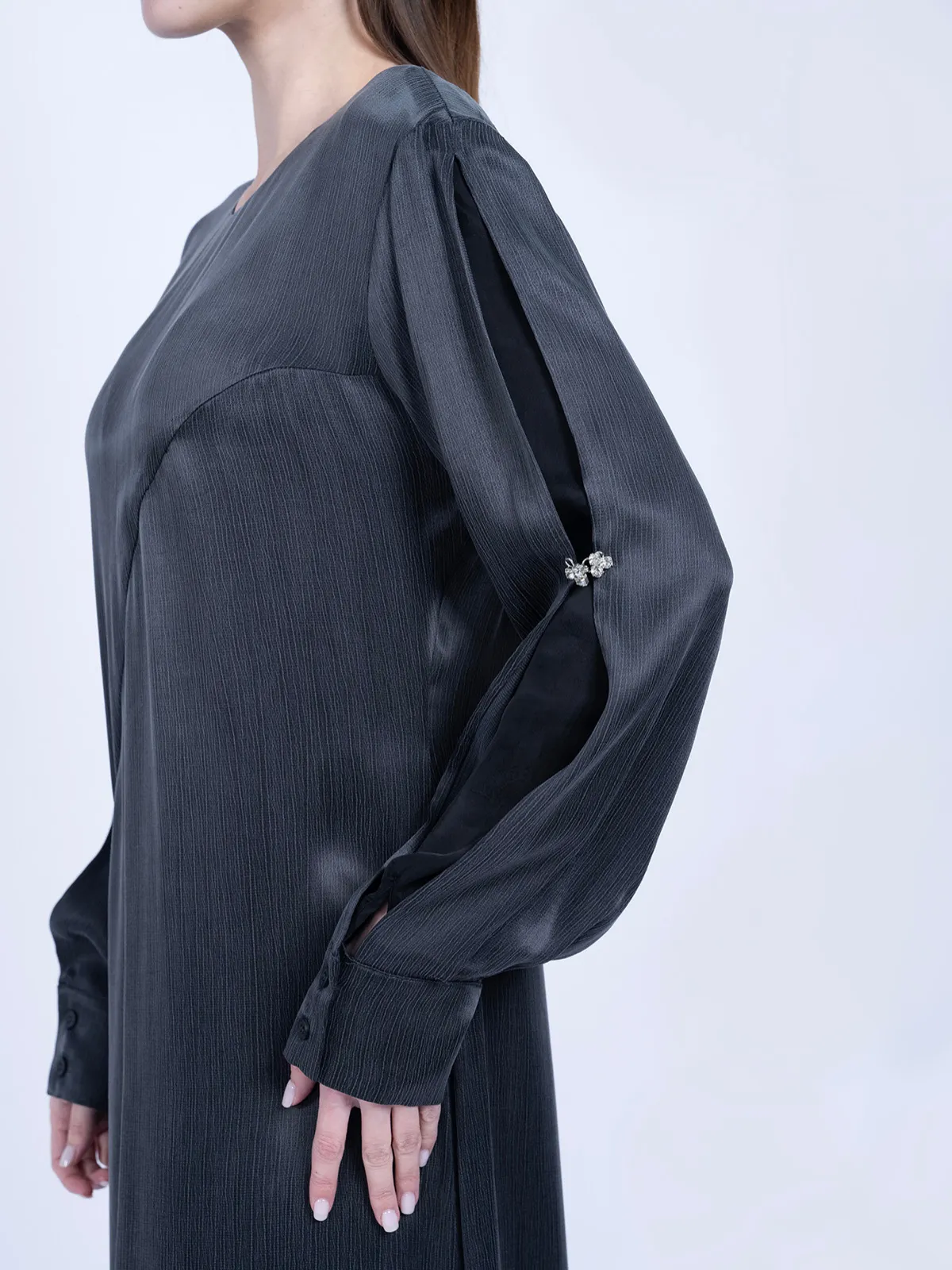 İpek Cupro Kolları Taşlı ve Godeli Elbise - Antrasit - Görsel 4