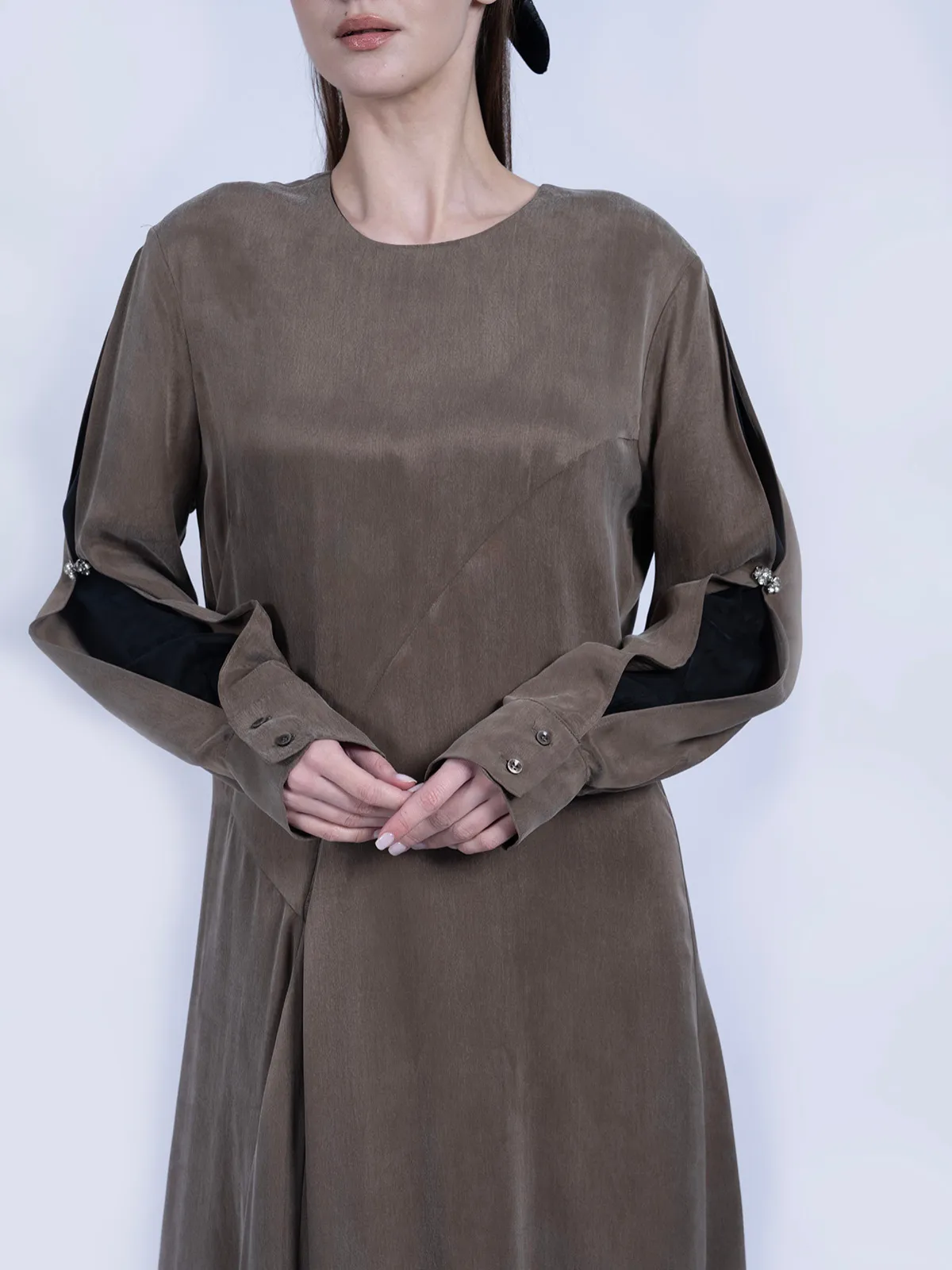 İpek Cupro Vizon Kolları Taşlı ve Godeli Elbise - Görsel 3