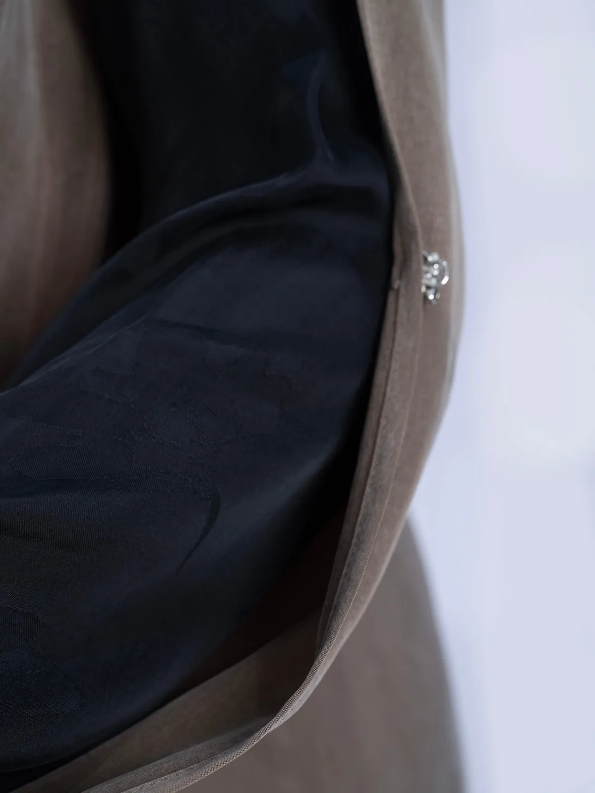 İpek Cupro Vizon Kolları Taşlı ve Godeli Elbise - Görsel 5