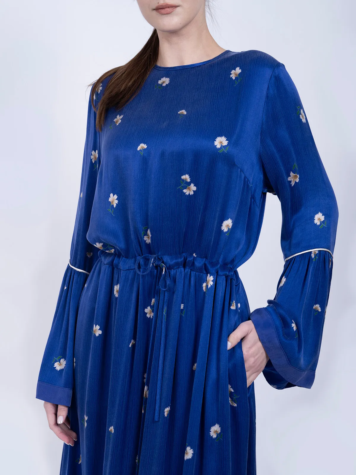 İpek Cupro Mavi Çiçekli Biyeli Elbise - Görsel 4