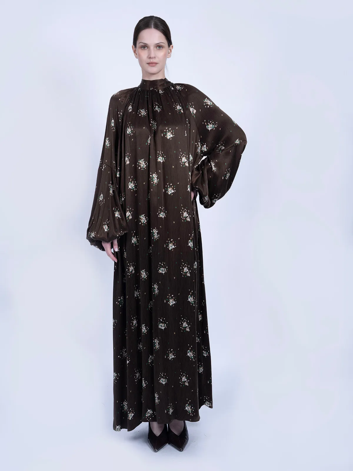 Kravat Yaka Çiçek Desenli İpek Cupro Elbise - Kahve - İPEK CUPRO ELBİSE