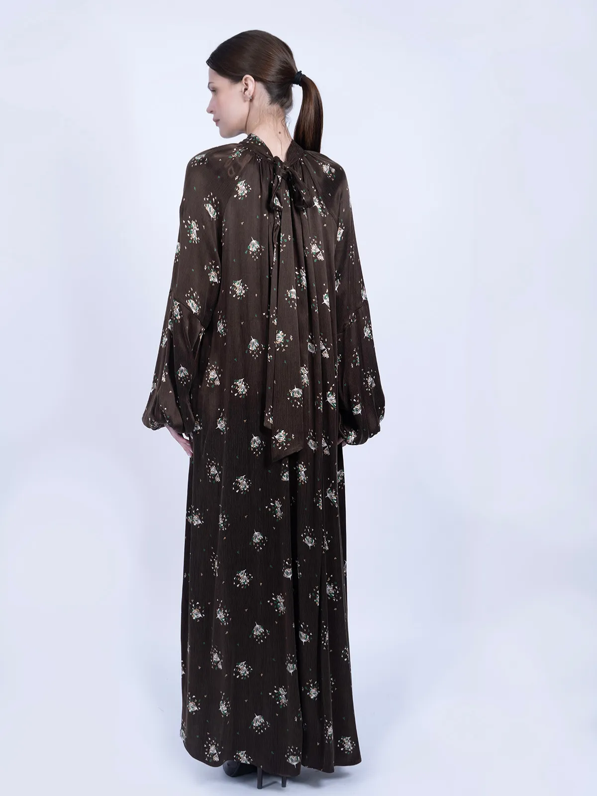 Kravat Yaka Çiçek Desenli İpek Cupro Elbise - Kahve - Görsel 3